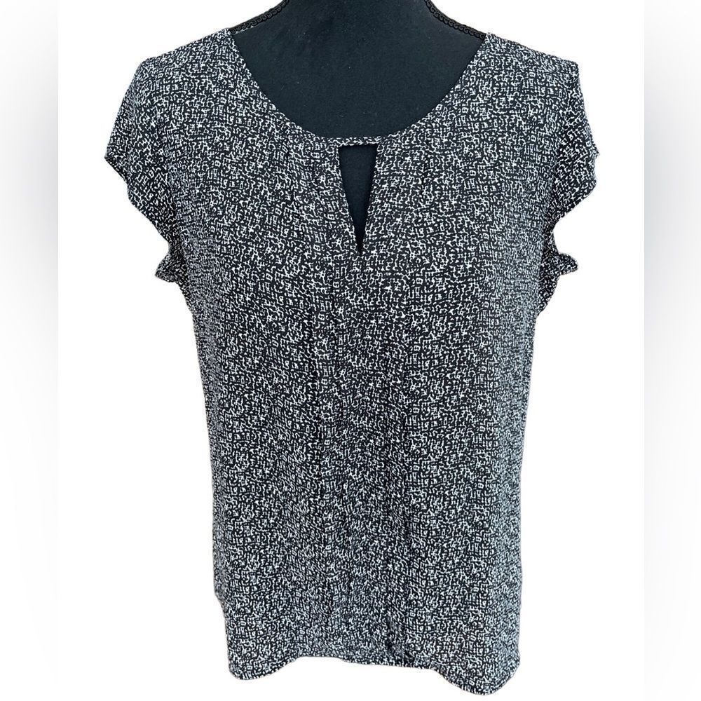 EXPRESS black/white pattern polyester blouse w/flutter sleeves, split neck, sz M